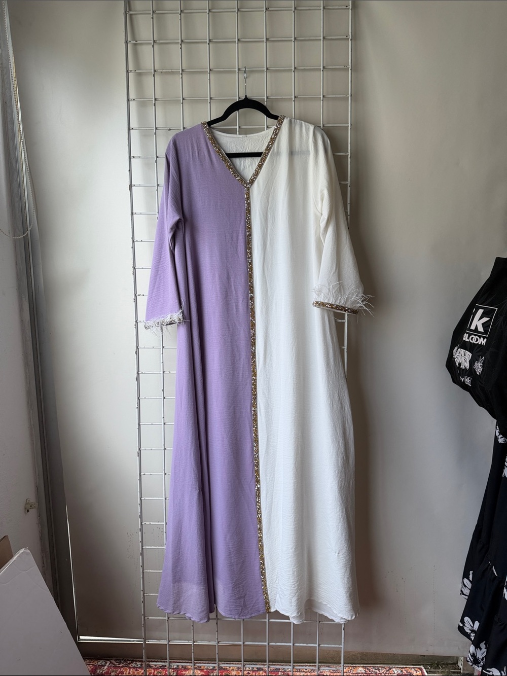 Two-Tone Lavender and White Women's Maxi Abaya Dress with Feathers Size Medium